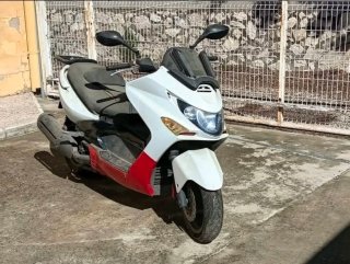 Maxi Scooter Blanca y Roja