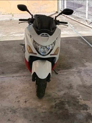 Maxi Scooter Blanca y Roja