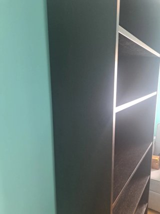 Estantería negra de madera