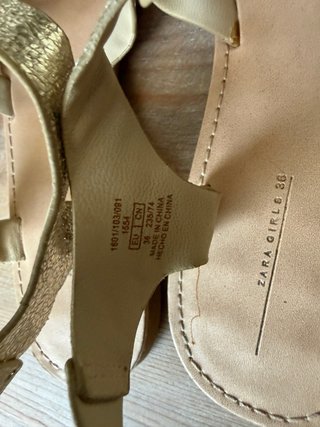 Sandalias doradas niña Zara Talla 36