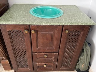 Mueble de baño con lavabo y piedra