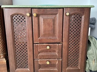 Mueble de baño con lavabo y piedra