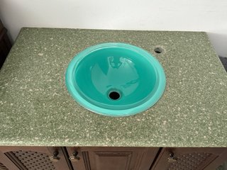 Mueble de baño con lavabo y piedra