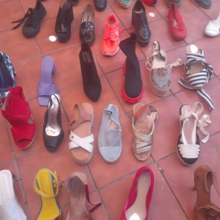 Lote de zapatos todos emparejados y muy poco uso