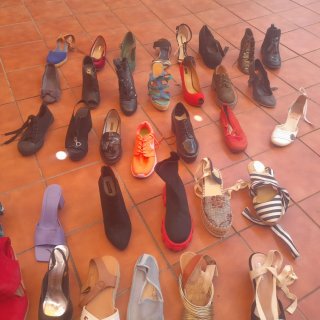 Lote de zapatos todos emparejados y muy poco uso