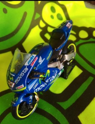 Moto a escala Colección Movistar