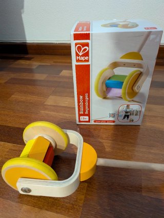 Arrastrador bebé Hape madera arcoíris