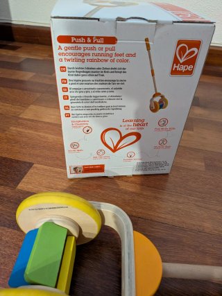 Arrastrador bebé Hape madera arcoíris
