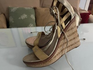 Cuñas verano doradas y marrones