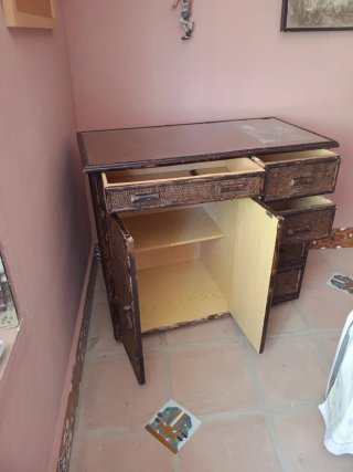 Mueble de bambú con cajones y puerta