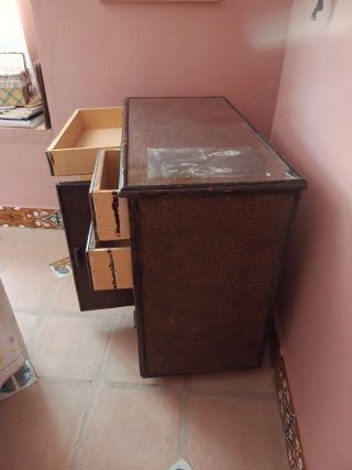 Mueble de bambú con cajones y puerta