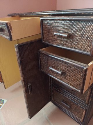 Mueble de bambú con cajones y puerta