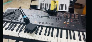 Teclado Technics con micrófono y pedal  Amplificar