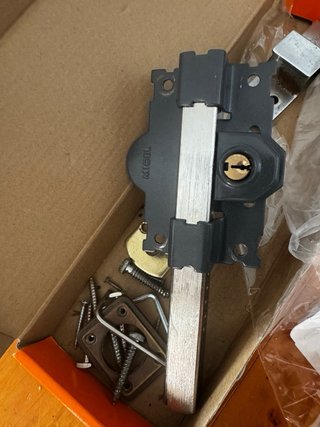 Cerrojo de puerta metálico