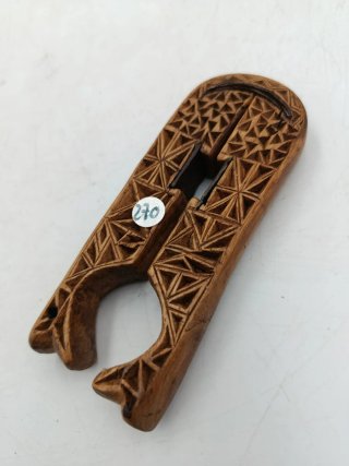 ANTIGUO CASCAPIÑONES DE MADERA TALLADO