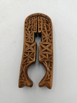 ANTIGUO CASCAPIÑONES DE MADERA TALLADO