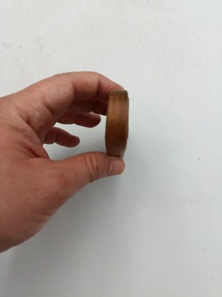 ANTIGUO CASCAPIÑONES DE MADERA TALLADO