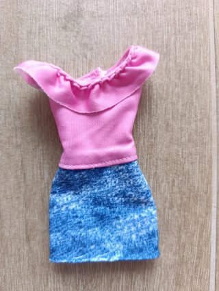 Vestido Barbie rosa y falda vaquera