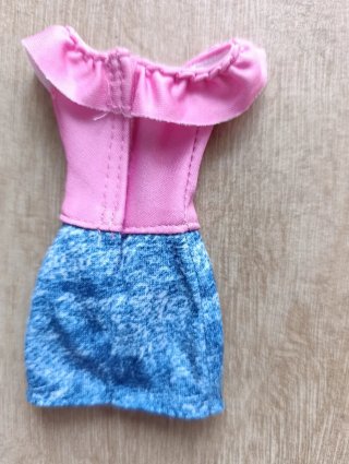 Vestido Barbie rosa y falda vaquera