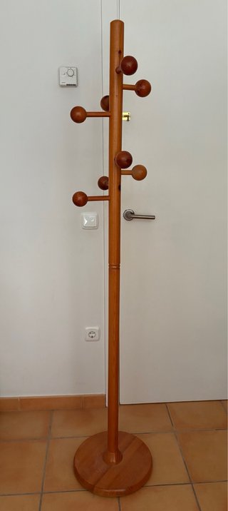 Perchero de madera con bolas
