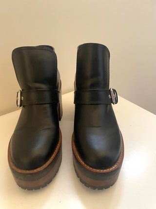 Botines negros con plataforma y hebilla