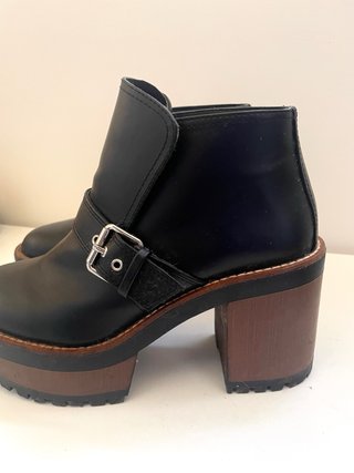 Botines negros con plataforma y hebilla