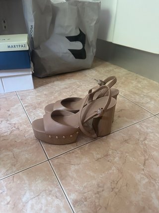 Sandalias tacón beige