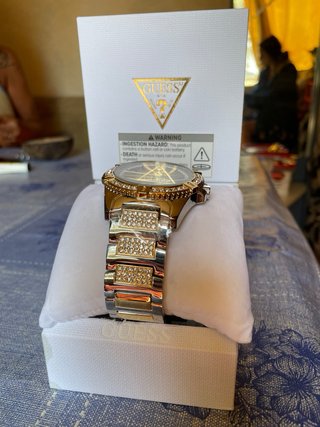 Reloj Guess Dorado y Plateado con Cristales