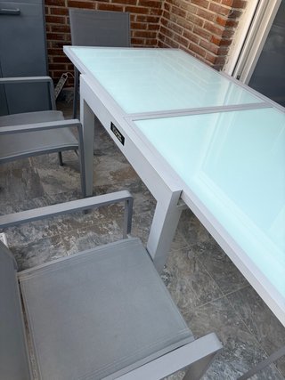 Mesa extensible cristal y 4 sillas jardín