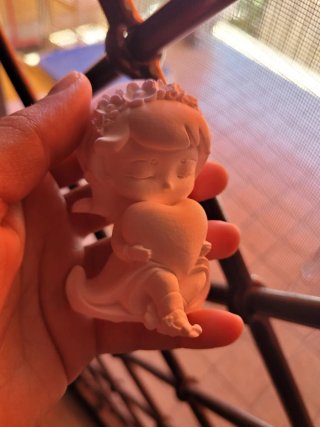 Bambolina in gesso con cuore