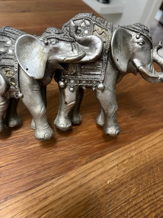 Figura de tres elefantes decorativos