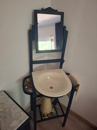 Lavabo antiguo restaurado azul y blanco