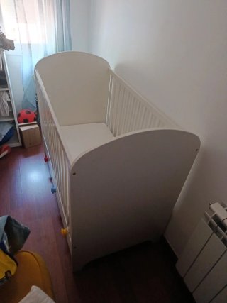 Cuna bebé IKEA seminueva con colchón