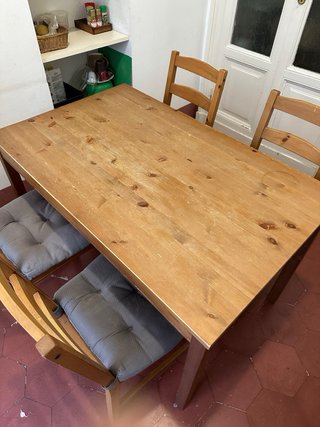 Tavolo in legno con 4 sedie