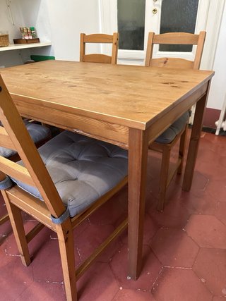 Tavolo in legno con 4 sedie