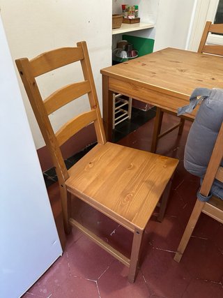 Tavolo in legno con 4 sedie