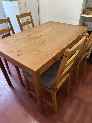 Tavolo in legno con 4 sedie