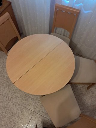 Mueble de comedor madera Mesa y cuatro sillas
