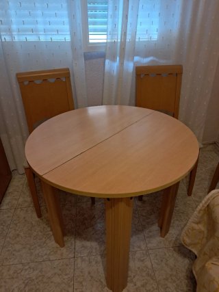 Mueble de comedor madera Mesa y cuatro sillas