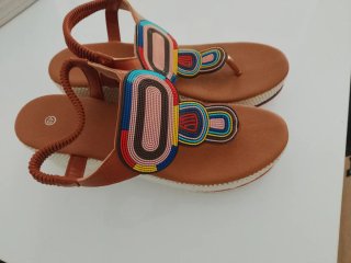 Sandalias Marrones con Adorno Multicolor
