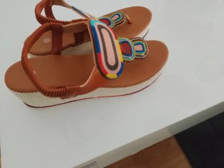 Sandalias Marrones con Adorno Multicolor