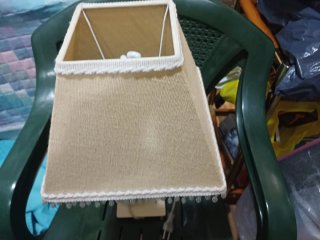 Lámpara de mesa beige con abalorios