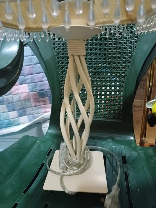 Lámpara de mesa beige con abalorios