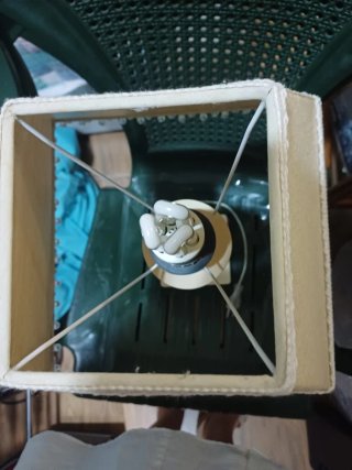 Lámpara de mesa beige con abalorios