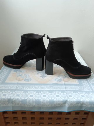 Botines de ante negro con cremallera