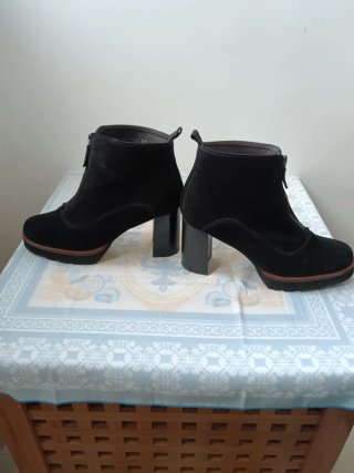 Botines de ante negro con cremallera