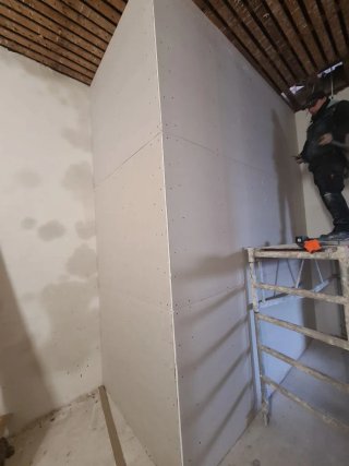 Se hace tabiques techos y trasdosados en pladur