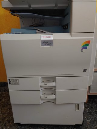 Fotocopiadora Ricoh Blanca y Multicolor
