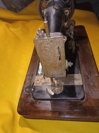 Macchina da cucire antica a manovella