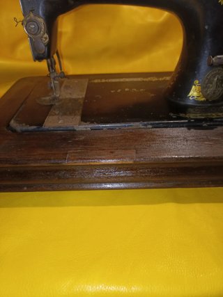Macchina da cucire antica a manovella
